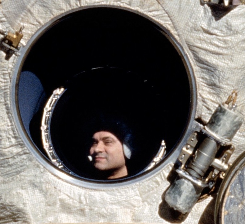 Cosmonaut_Polyakov_Watches_Discovery's_Rendezvous_With_Mir_crop
