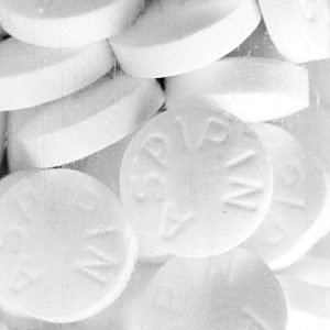 Uncoated aspirin pills. By Sauligno (Own work) [CC BY-SA 3.0], via Wikimedia Commons