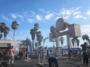 Muscle Beach, CA. By Db9023 (Own work) [CC BY-SA 3.0], via Wikimedia Commons