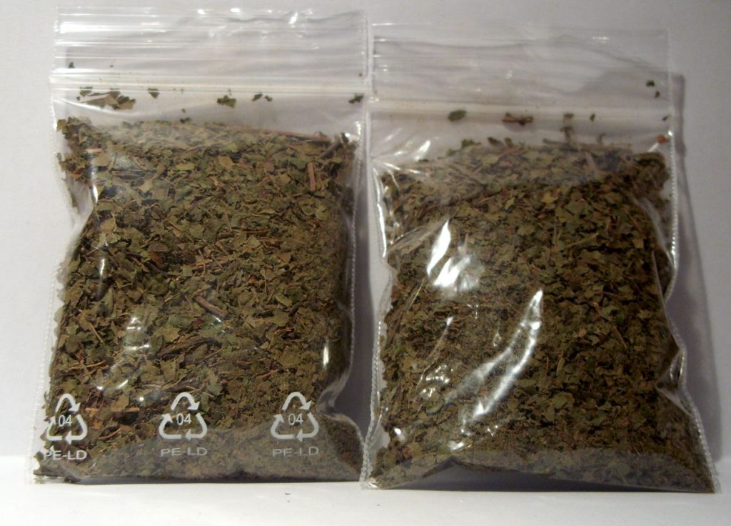 Dried kratom in baggies, looking particularly suspicious, legality-wise. By http://www.drogen.bz [CC BY 3.0], via Wikimedia Commons