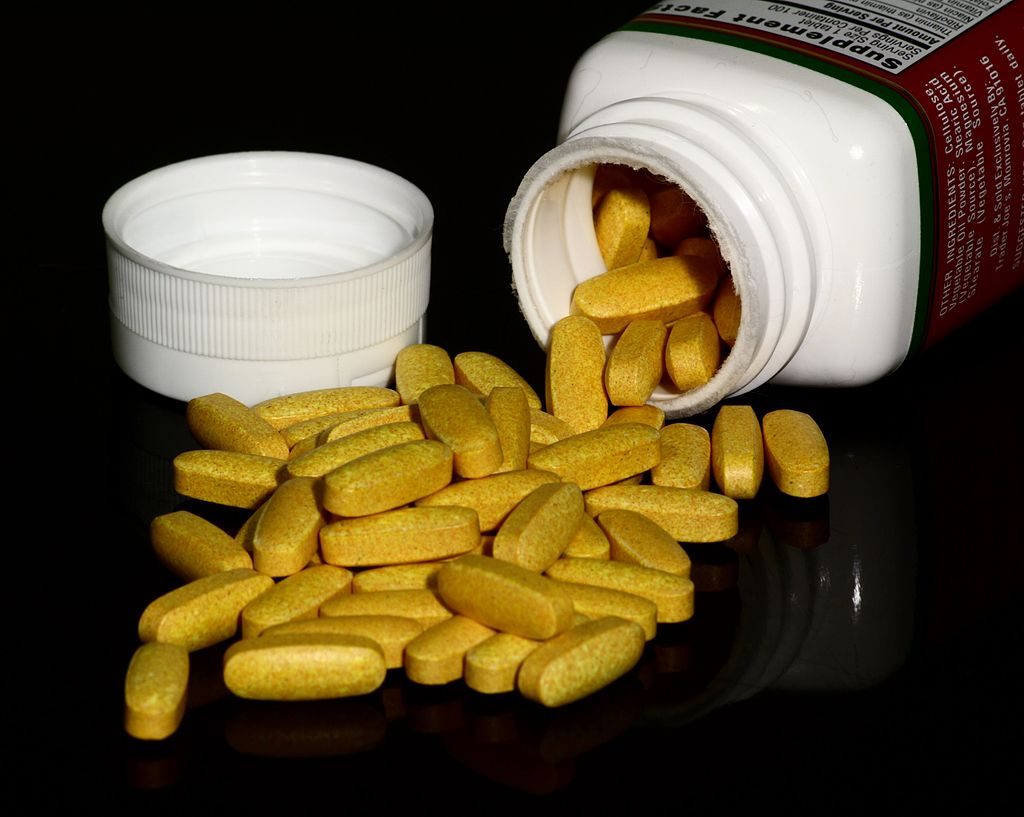 1024px-B_vitamin_supplement_tablets